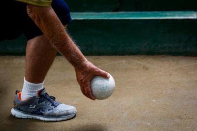  PORTO ALEGRE, RS, BRASIL, 13-11-2019: Final do 28º Campeonato Municipal de Bocha (categoria senior, piso natural) na cancha na União dos Veteranos da Bocha (UVA), na zona norte. A competição ocorre desde 1992 e os jogos são realizados desde abril. (Foto: Mateus Bruxel / Agência RBS)Indexador: Mateus Bruxel<!-- NICAID(14325231) -->