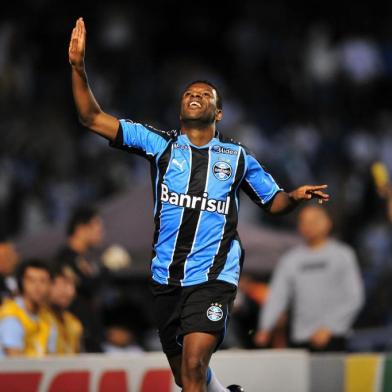  Campeonato Brasileiro 2010,Grêmio x São Paulo no estádio Olímpico.Jogador Diego Clementino faz o quarto gol do Grêmio<!-- NICAID(5649256) -->