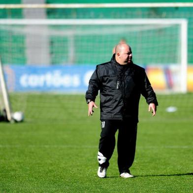  CAXIAS DO SUL, RS, BRASIL, 17/08/2018. Treino do Juventude no Estádio Alfredo Jaconi, antes da partida contra o Oeste. Na foto, o técnico Julinho Camargo (Diogo Sallaberry/Agência RBS)<!-- NICAID(13697231) -->