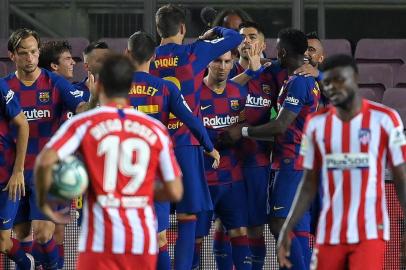  Barcelonas Argentine forward Lionel Messi (C) celebrates with teammates after scoring a goal during the Spanish League football match between FC Barcelona and Club Atletico de Madrid at the Camp Nou stadium in Barcelona on June 30, 2020. (Photo by LLUIS GENE / AFP)Editoria: SPOLocal: BarcelonaIndexador: LLUIS GENESecao: soccerFonte: AFPFotógrafo: STF<!-- NICAID(14534501) -->