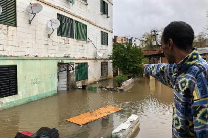 A chuva que atinge Porto Alegre desde a madrugada desta terça-feira (30) invadiu unidades do condomínio popular Brasília, no bairro Rubem Berta, zona norte de Porto Alegre. Os apartamentos atingidos ficam no térreo, em nível abaixo da rua e dos terrenos vizinhos. A água chegou a 60 centímetros. Os moradores contam que chove sem parar desde às 5h30min da manhã de hoje.¿ Tá completamente alagado. Eu perdi geladeira, cama, colchão. O jeito foi procurar ajuda no apartamento de uma vizinha ¿ relata o morador João Carlos Antunes dos Santos.<!-- NICAID(14534663) -->