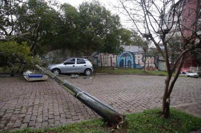 Queda de poste na rua Dona Gabriela, em Porto Alegre, devido ao vento forte. Fios energizados no local. <!-- NICAID(14534861) -->