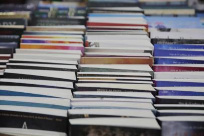  PORTO ALEGRE, RS, BRASIL - 2019.11.13 - Movimento de visitantes e leitores durante a feira do livro, em Porto Alegre. (Foto: ANDRÉ ÁVILA/ Agência RBS)<!-- NICAID(14325408) -->