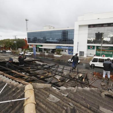 TRAMANDAÍ, RS, BRASIL - 01.07.2020 - Estragos causados pelos ventos do ciclone em Tramandaí. (Foto: Lauro Alves/Agencia RBS)<!-- NICAID(14534881) -->