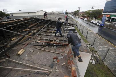 TRAMANDAÍ, RS, BRASIL - 01.07.2020 - Estragos causados pelos ventos do ciclone em Tramandaí. (Foto: Lauro Alves/Agencia RBS)<!-- NICAID(14534889) -->