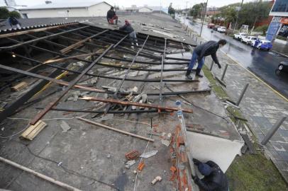 TRAMANDAÍ, RS, BRASIL - 01.07.2020 - Estragos causados pelos ventos do ciclone em Tramandaí. (Foto: Lauro Alves/Agencia RBS)<!-- NICAID(14534882) -->