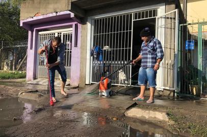 Chuvarada e ciclone-bomba causam estragos e alagamentos na zona norte de Porto Alegre, mas tarde de tempo seco permite limpeza nas casas<!-- NICAID(14535681) -->