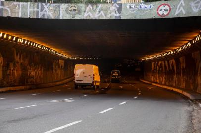  PORTO ALEGRE, RS, BRASIL - 01.07.2020 - Empresas e pessoas físicas já podem adotar viadutos, pontes e trincheiras em Porto Alegre e colaborar para deixar a cidade mais atrativa, sem onerar os cofres públicos. A regulamentação consta no Decreto 20.631, publicado no Diário Oficial de Porto Alegre (Dopa). Qualquer pessoa física ou jurídica poderá adotar um viaduto, ponte ou passagem de nível de forma individual ou coletiva. Também é possível assumir a responsabilidade de mais de uma estrutura. Na imagem: Viaduto/Tunel da Conceição. (Foto: Jefferson Botega/Agencia RBS)Indexador: Jefferson Botega<!-- NICAID(14535644) -->