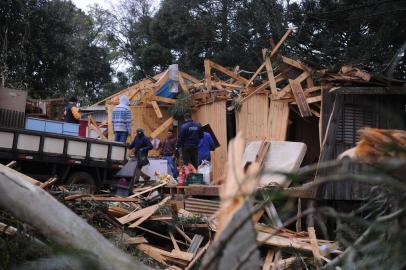  MUITOS CAPÕES, RS, BRASIL, 30/06/2020 - Ventos de 90 Km por hora causa destruição em Vacaria e Muitos Capões. Queda de árvores, destelhamento de casas, e árvores que caíram em residências. (Marcelo Casagrande/Agência RBS)<!-- NICAID(14535476) -->