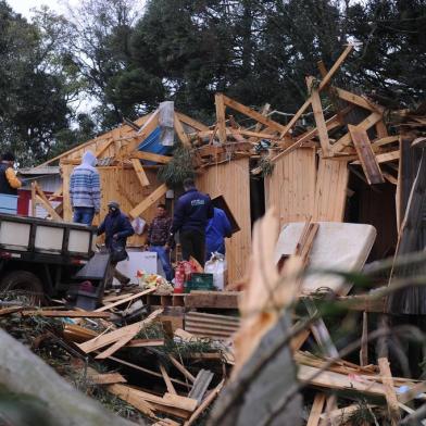  MUITOS CAPÕES, RS, BRASIL, 30/06/2020 - Ventos de 90 Km por hora causa destruição em Vacaria e Muitos Capões. Queda de árvores, destelhamento de casas, e árvores que caíram em residências. (Marcelo Casagrande/Agência RBS)<!-- NICAID(14535476) -->