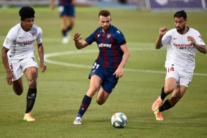  Levantes Spanish forward Borja Mayoral (C) vies with Sevillas French defender Jules Kounde (L) and Sevillas Spanish midfielder Suso during the Spanish League football match between Levante UD and Sevilla FC at the Ciutat de Valencia stadium in Valencia, on June 15, 2020. (Photo by JOSE JORDAN / AFP)Editoria: SPOLocal: ValenciaIndexador: JOSE JORDANSecao: soccerFonte: AFPFotógrafo: STR<!-- NICAID(14522826) -->