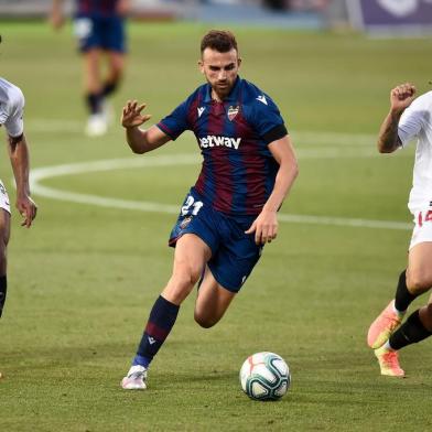  Levantes Spanish forward Borja Mayoral (C) vies with Sevillas French defender Jules Kounde (L) and Sevillas Spanish midfielder Suso during the Spanish League football match between Levante UD and Sevilla FC at the Ciutat de Valencia stadium in Valencia, on June 15, 2020. (Photo by JOSE JORDAN / AFP)Editoria: SPOLocal: ValenciaIndexador: JOSE JORDANSecao: soccerFonte: AFPFotógrafo: STR<!-- NICAID(14522826) -->