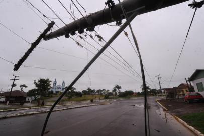  MUITOS CAPÕES, RS, BRASIL, 30/06/2020 - Ventos de 90 Km por hora causa destruição em Vacaria e Muitos Capões. Queda de árvores, destelhamento de casas, e árvores que caíram em residências. (Marcelo Casagrande/Agência RBS)