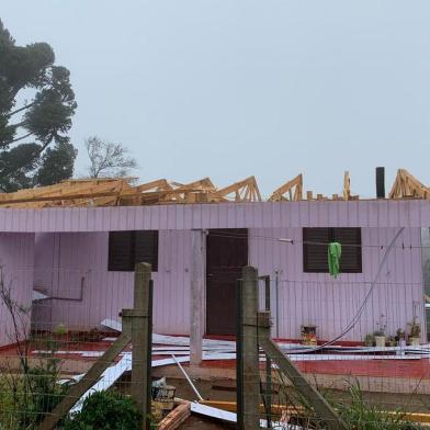 O cenário de destruição do telhado da igreja Santo Antônio e do Centro de Eventos do município de Muitos Capões, na Serra, já bastariam para entender a intensidade com que o ciclone bomba atingiu a cidade de cerca de 3 mil habitantes na terça-feira (30). Se não bastasse isso, a Defesa Civil informa que 30 pessoas estão desalojadas. A situação fez com que a prefeitura decretasse situação de emergência nesta quinta-feira (2). A cidade segue sem energia elétrica e sem abastecimento de água.<!-- NICAID(14536116) -->