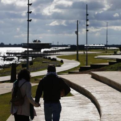  PORTO ALEGRE, RS, BRASIL - 02.07.2020 - Prefeitura lança edital de concessão do Parque Harmonia e do trecho 1 da Orla. Na imagem: Trecho 1 da Orla do Guaíba. (Foto: Félix Zucco/Agencia RBS)<!-- NICAID(14536328) -->