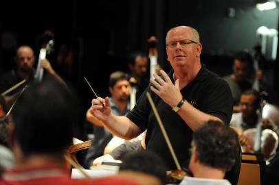  CAXIAS DO SUL, RS, BRASIL 09/03/2015Ensaio da Orquestra Sinfônica da UCS, regida pelo maestro Manfredo Schmiedt. (Felipe Nyland/Agência RBS)Indexador: FELIPE NYLAND                   <!-- NICAID(11252140) -->