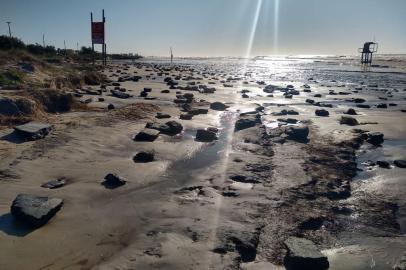  Blocos de rocha não consolidada, que pode ter até 3 mil anos, foram encontrados na beira da praia de Nova Tramandaí<!-- NICAID(14537178) -->