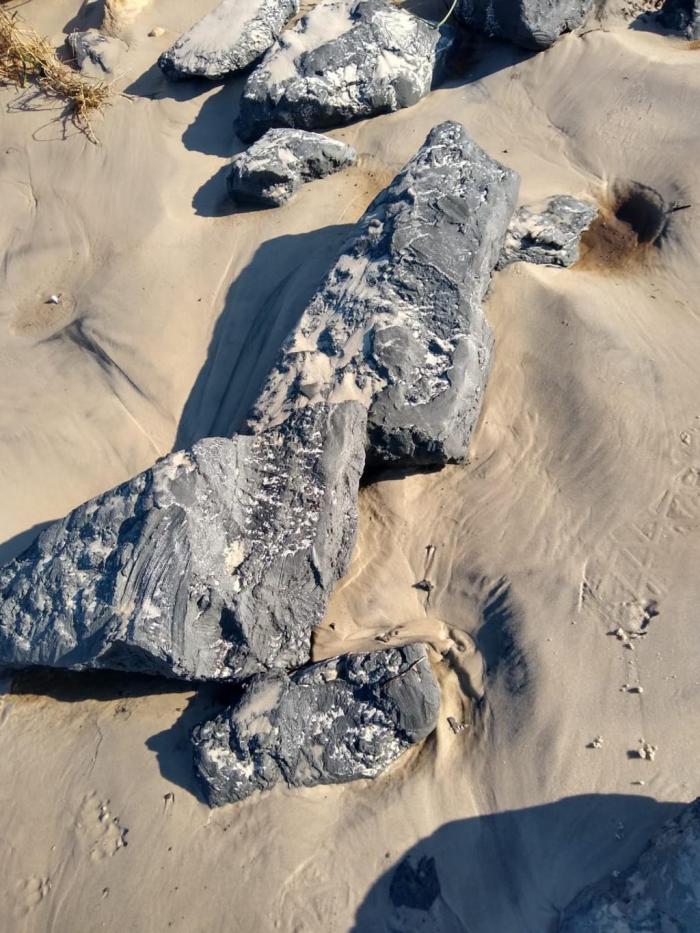 Blocos ficaram espalhados pela areia em Nova Tramandaí