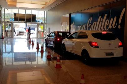 Shopping Botucatu, no Estado de São Paulo, deixou os carros entrarem no estabelecimento para fazer drive trhu<!-- NICAID(14537361) -->