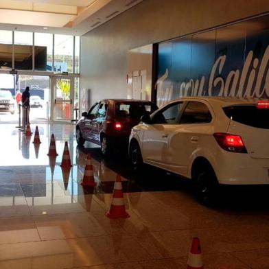 Shopping Botucatu, no Estado de São Paulo, deixou os carros entrarem no estabelecimento para fazer drive trhu<!-- NICAID(14537361) -->