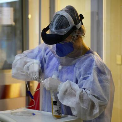  CAXIAS DO SUL, RS, BRASIL, 27/05/2020. O Hospital Virvi Ramos realizou a primeira transfusão de plasma convalescente na noite dessa terça-feira (26) em um idoso de 63 anos, morador de Garibaldi, que está internado na Unidade de Terapia Intensiva (UTI) há três semanas, sendo as duas últimas sob ventilação mecânica. (Andréia Copini/SMS/Divulgação)Indexador: 171<!-- NICAID(14509422) -->