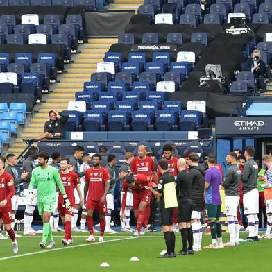  Manchester City players form a guard of honour for the Liverpool players as they make their way onto the pitch after capturing the league title last week, ahead of the English Premier League football match between Manchester City and Liverpool at the Etihad Stadium in Manchester, north west England, on July 2, 2020. (Photo by PETER POWELL / POOL / AFP) / RESTRICTED TO EDITORIAL USE. No use with unauthorized audio, video, data, fixture lists, club/league logos or live services. Online in-match use limited to 120 images. An additional 40 images may be used in extra time. No video emulation. Social media in-match use limited to 120 images. An additional 40 images may be used in extra time. No use in betting publications, games or single club/league/player publications. / Editoria: SPOLocal: ManchesterIndexador: PETER POWELLSecao: soccerFonte: POOLFotógrafo: STR<!-- NICAID(14537366) -->