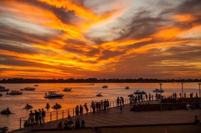  PORTO ALEGRE, RS, BRASIL - 10/05/2020Por do sol e aglomeração na Orla do Guaíba mesmo em meio a pandemia de coronavirus<!-- NICAID(14496815) -->