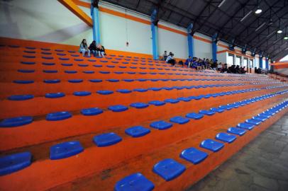  SANTA MARIA, RS, BRASIL, 25-04-2016.Partida de futsal abre os Jogos Escolares de Santa Maria (Jesma) em 2016. Jogo foi no CDM. Na foto jogo entre Escola Estadual de Irmão José Otão (camiseta azul) e Colégio Marco Polo (camiseta verde).FOTO: GERMANO RORATO/AGÊNCIA RBS, ESPORTEIndexador: GERMANO RORATO<!-- NICAID(12159257) -->