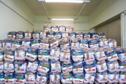  A Unimed Porto Alegre doou, na semana passada, 10 toneladas de alimentos em cestas básicas para a Campanha do Agasalho da prefeitura de Porto Alegre. A ação reforça a arrecadação emergencial de mantimentos em razão da pandemia de coronavírus. A oficialização da entrega ocorreu por meio digital, com transmissão realizada da Fundação de Assistência Social (Fasc), local onde os donativos foram armazenados. O prefeito Nelson Marchezan e o vice-presidente do Conselho de Administração da Unimed Porto Alegre, Alexei Gobbi, participaram do evento. <!-- NICAID(14538137) -->