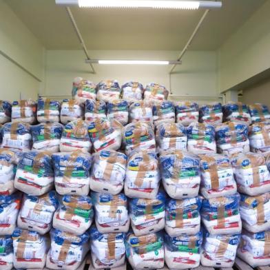  A Unimed Porto Alegre doou, na semana passada, 10 toneladas de alimentos em cestas básicas para a Campanha do Agasalho da prefeitura de Porto Alegre. A ação reforça a arrecadação emergencial de mantimentos em razão da pandemia de coronavírus. A oficialização da entrega ocorreu por meio digital, com transmissão realizada da Fundação de Assistência Social (Fasc), local onde os donativos foram armazenados. O prefeito Nelson Marchezan e o vice-presidente do Conselho de Administração da Unimed Porto Alegre, Alexei Gobbi, participaram do evento. <!-- NICAID(14538137) -->