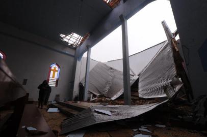  MUITOS CAPÕES, RS, BRASIL, 30/06/2020 - Ventos de 90 Km por hora causa destruição em Vacaria e Muitos Capões. Queda de árvores, destelhamento de casas, e árvores que caíram em residências. (Marcelo Casagrande/Agência RBS)<!-- NICAID(14535461) -->