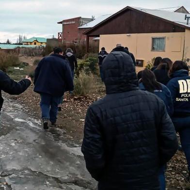 Handout picture released by Telam showing police members of Santa Cruz in front of the house where allegedly Fabian Gutierrez, former secretary of Argentinas Vice President Cristina Kirchner, was found dead on July 4, 2020, after being reported missing three days ago. - Gutierrez, who had been last seen on July 1, was found dead -handcuffed and with signs of having been beaten and with a cut in the throat- in the town of El Calafate, 2,750 km southwest of Buenos Aires, southern Argentina. (Photo by Handout / TELAM / AFP) / RESTRICTED TO EDITORIAL USE - MANDATORY CREDIT AFP PHOTO / TELAM - NO MARKETING NO ADVERTISING CAMPAIGNS - DISTRIBUTED AS A SERVICE TO CLIENTS<!-- NICAID(14538231) -->