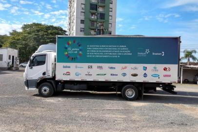 Indústrias químicas do Rio Grande do Sul preparam doação de cerca de 5 toneladas de produtos de higiene fabricados pelo setor. A ação foi organizada em alusão ao Dia do Químico, comemorado em 18 de junho.Tradicionalmente, a data era celebrada com uma atividade educativa na Redenção, em Porto Alegre. Com a pandemia de coronavírus, a forma de lembrar o dia mudou neste ano. A doação foi organizada pelo Sindicato das Indústrias Químicas no Estado do Rio Grande do Sul (Sindiquim) e pela Braskem. Cerca de 20 empresas participam da ação.<!-- NICAID(14538348) -->