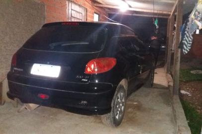 Carro da vítima foi o alvo do trio. Veículo foi vendido a um baixo preço em Santa Maria