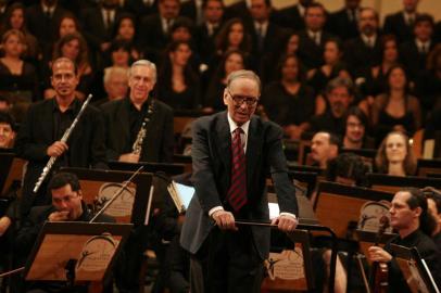 Ennio Morricone regendo a Orquestra Petrobras Sinfônica na abertura do 1¼ Encontro Internacional de Música de Cinema no Rio de Janeiro.#PÁGINA: 08 Fonte: Divulgação Fotógrafo: Rogério Resende<!-- NICAID(1938623) -->