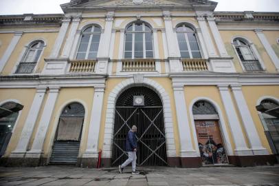  PORTO ALEGRE, RS, BRASIL - 2020.07.06 - No último dia antes da entrada em vigor do novo decreto com mais restrições em Porto Alegre, o Mercado Público recebe movimento de frequentadores. (Foto: ANDRÉ ÁVILA/ Agência RBS)Indexador: Andre Avila<!-- NICAID(14538822) -->