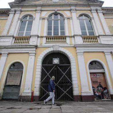  PORTO ALEGRE, RS, BRASIL - 2020.07.06 - No último dia antes da entrada em vigor do novo decreto com mais restrições em Porto Alegre, o Mercado Público recebe movimento de frequentadores. (Foto: ANDRÉ ÁVILA/ Agência RBS)Indexador: Andre Avila<!-- NICAID(14538822) -->