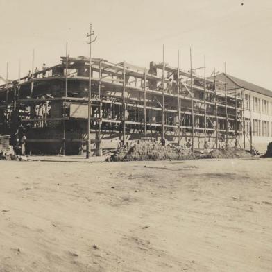 Construção do prédio da Metalúrgica Abramo Eberlem, na esquina das ruas Borges de Medeiros e Os Dezoito do Forte, na década de 1940. É onde está a famosa piteira do telhado, marca registrada dos produtos da empresa a partir de 1908. <!-- NICAID(14187386) -->