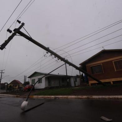  MUITOS CAPÕES, RS, BRASIL, 30/06/2020 - Ventos de 90 Km por hora causa destruição em Vacaria e Muitos Capões. Queda de árvores, destelhamento de casas, e árvores que caíram em residências. (Marcelo Casagrande/Agência RBS)<!-- NICAID(14535443) -->