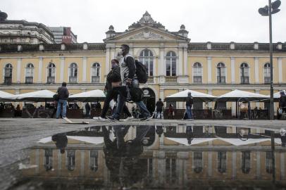  PORTO ALEGRE, RS, BRASIL - 2020.07.06 - No último dia antes da entrada em vigor do novo decreto com mais restrições em Porto Alegre, o Mercado Público recebe movimento de frequentadores. (Foto: ANDRÉ ÁVILA/ Agência RBS)Indexador: Andre Avila<!-- NICAID(14538804) -->