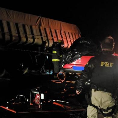 Um acidente envolvendo um Gol e duas carretas levou a morte os três ocupantes do automóvel na BR-158, em Cruz Alta, no Noroeste, no início da noite desta segunda-feira (6). O Corpo de Bombeiros do município confirmou que os ocupantes do carro, o condutor de 38 anos, identificado como Elisandro Taborda Rolin, e dois passageiros - Ricardo Elicker Alves, de 32, e Adelar Ledesma da Silva, de 49, morreram no local.<!-- NICAID(14539470) -->