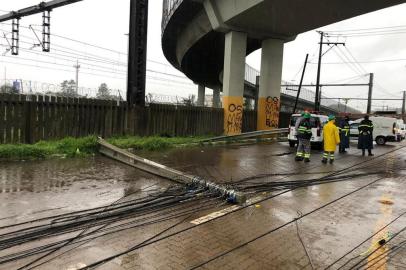 Queda de postes bloqueia avenida Ernesto Neugebauer, em Porto Alegre<!-- NICAID(14539500) -->