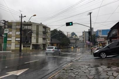 Movimento em horários de pico, gera dificuldade em cruzamentos da Av. São Leopoldo, em Caxias<!-- NICAID(14539628) -->