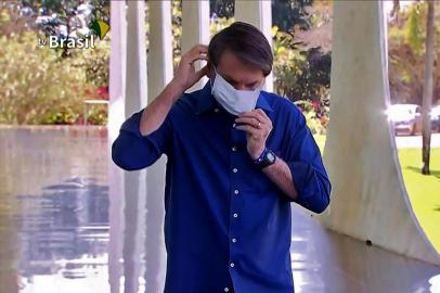  Screen grab of TV Brasil showing Brazilian President Jair Bolsonaro smiles at Planalto Palace in Brasilia on July 7, 2020. - Brazil President Jair Bolsonaro announced on Tuesday he had tested positive for the coronavirus but said he was feeling perfectly well and had only mild symptoms. (Photo by - / TV BRASIL / AFP)Editoria: HTHLocal: BrasiliaIndexador: -Secao: diseaseFonte: TV BRASILFotógrafo: Handout<!-- NICAID(14539636) -->