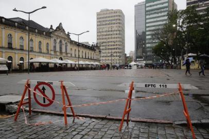  PORTO ALEGRE, RS, BRASIL - 07.07.2020 - Movimento na região central, no Trensurb e no entorno do Mercado Público, que está fechado, após novas restrições a estabelecimentos comerciais. (Foto: Mateus Bruxel/Agencia RBS)Indexador: Mateus Bruxel<!-- NICAID(14539593) -->