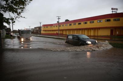  ** EM BAIXA ** PORTO ALEGRE, RS, BRASIL - 07.07.2020 - Avenida Sarandi debaixo d¿água. (Foto: Jefferson Botega/Agencia RBS)<!-- NICAID(14539883) -->