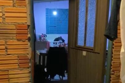  Casa da zona sul onde mulher de 52 anos foi mantida refém por cinco horas nesta segunda-feira (6).<!-- NICAID(14539870) -->