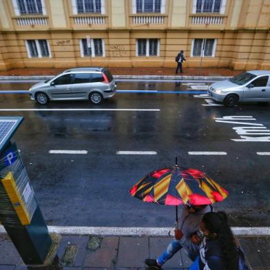  PORTO ALEGRE, RS, BRASIL - 07.07.2020 - Desde as 7h desta terça-feira (7), o motorista que estacionar em uma das cinco mil vagas da área azul de Porto Alegre pode ser multado. Com entrada em vigor das regras do mais recente decreto municipal, esses espaços da cidade não podem mais ser utilizados - a única permissão segue sendo as paradas próximo a hospitais e estabelecimentos públicos de saúde. Ao lado do hospital Mãe de Deus, a área azul tinha todas as vagas ocupadas, as 9h. Dois fiscais informaram à reportagem de GaúchaZH que os automóveis ali parados estavam regulares, desde que o tíquete ainda fosse válido. A limitação segue a mesma, com período máximo de permanência de duas horas. (Foto: Lauro Alves/Agencia RBS)<!-- NICAID(14539566) -->