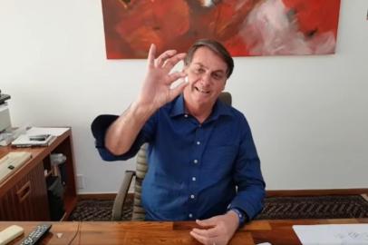  07/07/2020 _ BRASÍLIA _ Em vídeo publicado no Facebook, presidente Jair Bolsonaro toma comprimido do que diz ser hidroxicloroquina, medicamento com eficácia não comprovada no tratamento da covid-19<!-- NICAID(14540156) -->