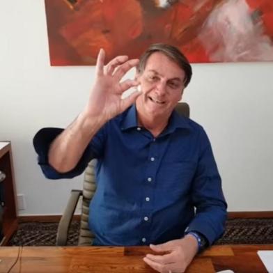  07/07/2020 _ BRASÍLIA _ Em vídeo publicado no Facebook, presidente Jair Bolsonaro toma comprimido do que diz ser hidroxicloroquina, medicamento com eficácia não comprovada no tratamento da covid-19<!-- NICAID(14540156) -->